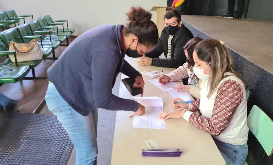 A obra de construção de 32 casas populares aproxima-se da conclusão em Flórida, cidade da região Noroeste do Estado. Com um investimento de R$ 2 milhões do Governo do Paraná, o empreendimento deve ser concluído e entregue aos beneficiários nas próximas semanas.
Foto: Jaime Dallagnol/Cohapar