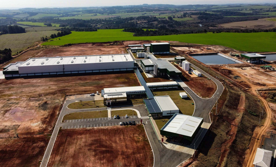 O governador Carlos Massa Ratinho Junior participou nesta quarta-feira (07) da inauguração oficial da primeira unidade industrial da Lacticínios Tirol no Paraná, em Ipiranga, nos Campos Gerais – os testes assépticos, que antecedem a produção comercial, foram iniciados em abril na nova planta. Foto: Jonathan Campos/AEN