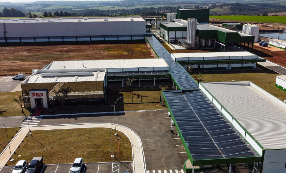 O governador Carlos Massa Ratinho Junior participou nesta quarta-feira (07) da inauguração oficial da primeira unidade industrial da Lacticínios Tirol no Paraná, em Ipiranga, nos Campos Gerais – os testes assépticos, que antecedem a produção comercial, foram iniciados em abril na nova planta. Foto: Jonathan Campos/AEN