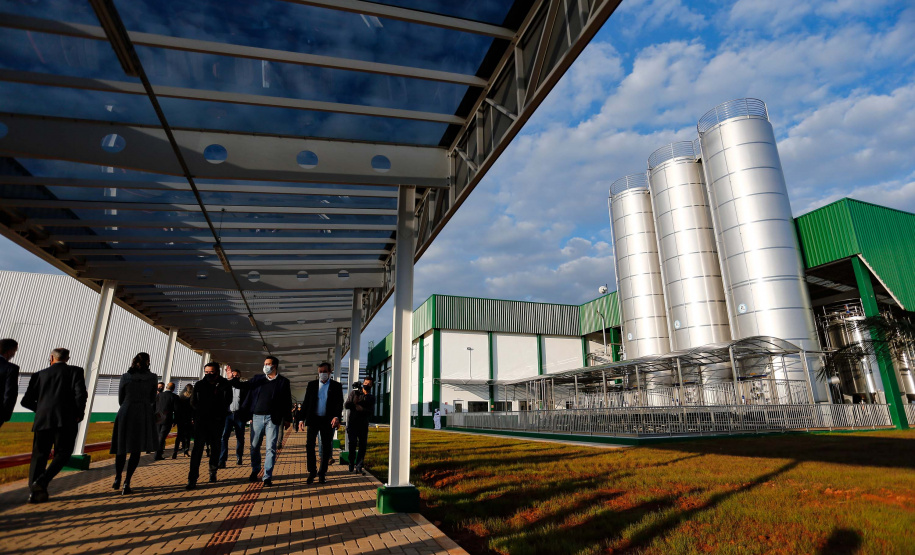 O governador Carlos Massa Ratinho Junior participou nesta quarta-feira (07) da inauguração oficial da primeira unidade industrial da Lacticínios Tirol no Paraná, em Ipiranga, nos Campos Gerais – os testes assépticos, que antecedem a produção comercial, foram iniciados em abril na nova planta. Foto: Jonathan Campos/AEN