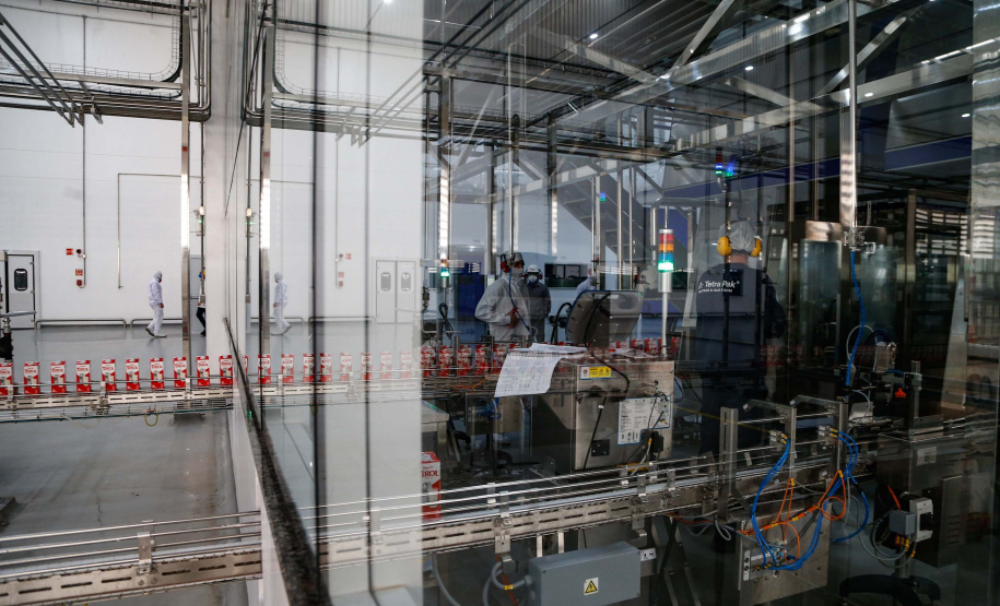 O governador Carlos Massa Ratinho Junior participou nesta quarta-feira (07) da inauguração oficial da primeira unidade industrial da Lacticínios Tirol no Paraná, em Ipiranga, nos Campos Gerais – os testes assépticos, que antecedem a produção comercial, foram iniciados em abril na nova planta. Foto: Jonathan Campos/AEN