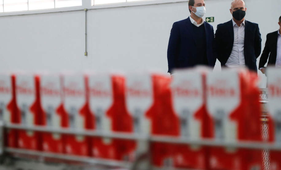O governador Carlos Massa Ratinho Junior participou nesta quarta-feira (07) da inauguração oficial da primeira unidade industrial da Lacticínios Tirol no Paraná, em Ipiranga, nos Campos Gerais – os testes assépticos, que antecedem a produção comercial, foram iniciados em abril na nova planta. Foto: Jonathan Campos/AEN