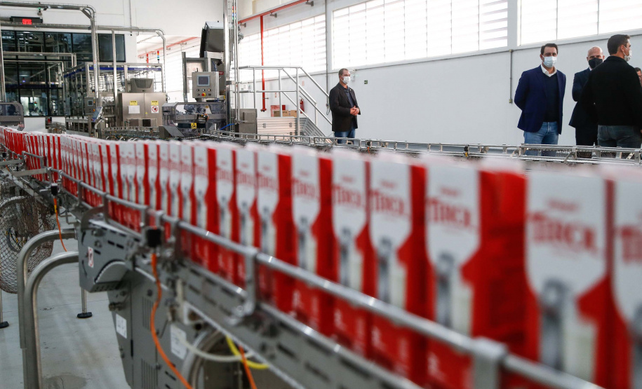 O governador Carlos Massa Ratinho Junior participou nesta quarta-feira (07) da inauguração oficial da primeira unidade industrial da Lacticínios Tirol no Paraná, em Ipiranga, nos Campos Gerais – os testes assépticos, que antecedem a produção comercial, foram iniciados em abril na nova planta. Foto: Jonathan Campos/AEN