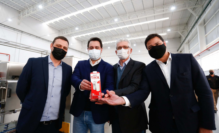 O governador Carlos Massa Ratinho Junior participou nesta quarta-feira (07) da inauguração oficial da primeira unidade industrial da Lacticínios Tirol no Paraná, em Ipiranga, nos Campos Gerais – os testes assépticos, que antecedem a produção comercial, foram iniciados em abril na nova planta. Foto: Jonathan Campos/AEN