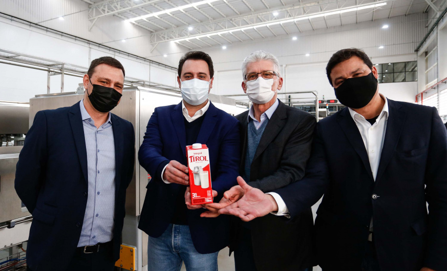 O governador Carlos Massa Ratinho Junior participou nesta quarta-feira (07) da inauguração oficial da primeira unidade industrial da Lacticínios Tirol no Paraná, em Ipiranga, nos Campos Gerais – os testes assépticos, que antecedem a produção comercial, foram iniciados em abril na nova planta. Foto: Jonathan Campos/AEN