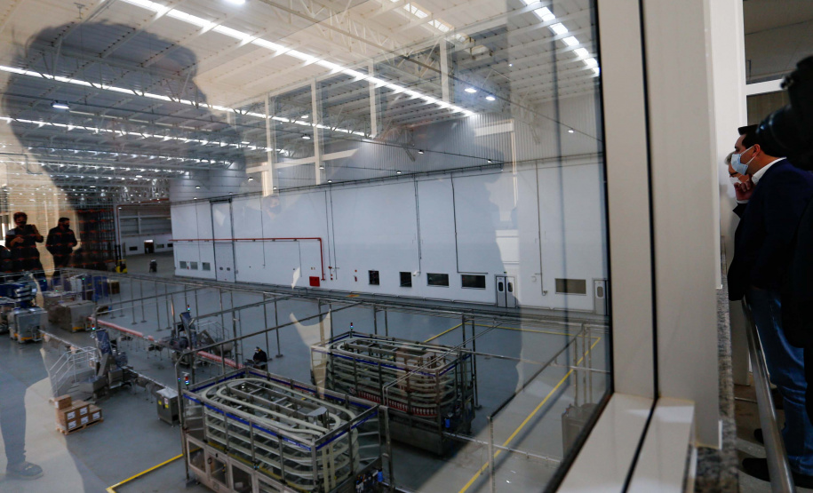 O governador Carlos Massa Ratinho Junior participou nesta quarta-feira (07) da inauguração oficial da primeira unidade industrial da Lacticínios Tirol no Paraná, em Ipiranga, nos Campos Gerais – os testes assépticos, que antecedem a produção comercial, foram iniciados em abril na nova planta. Foto: Jonathan Campos/AEN