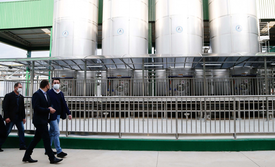 O governador Carlos Massa Ratinho Junior participou nesta quarta-feira (07) da inauguração oficial da primeira unidade industrial da Lacticínios Tirol no Paraná, em Ipiranga, nos Campos Gerais – os testes assépticos, que antecedem a produção comercial, foram iniciados em abril na nova planta. Foto: Jonathan Campos/AEN
