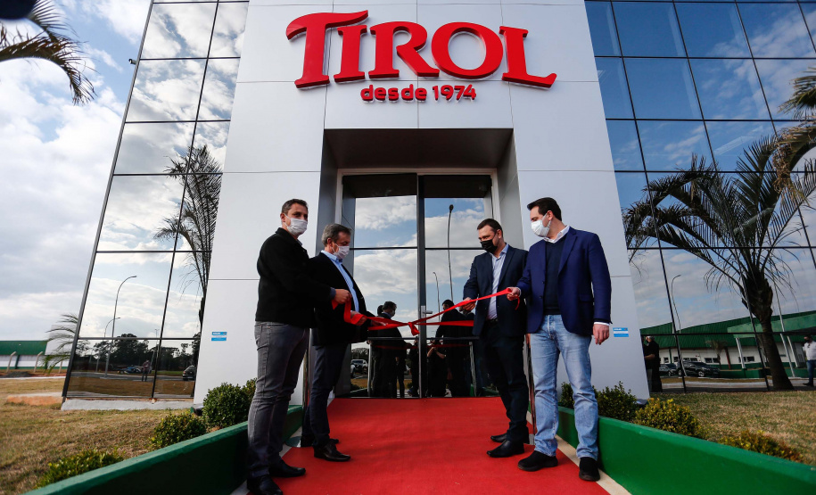 O governador Carlos Massa Ratinho Junior participou nesta quarta-feira (07) da inauguração oficial da primeira unidade industrial da Lacticínios Tirol no Paraná, em Ipiranga, nos Campos Gerais – os testes assépticos, que antecedem a produção comercial, foram iniciados em abril na nova planta. Foto: Jonathan Campos/AEN