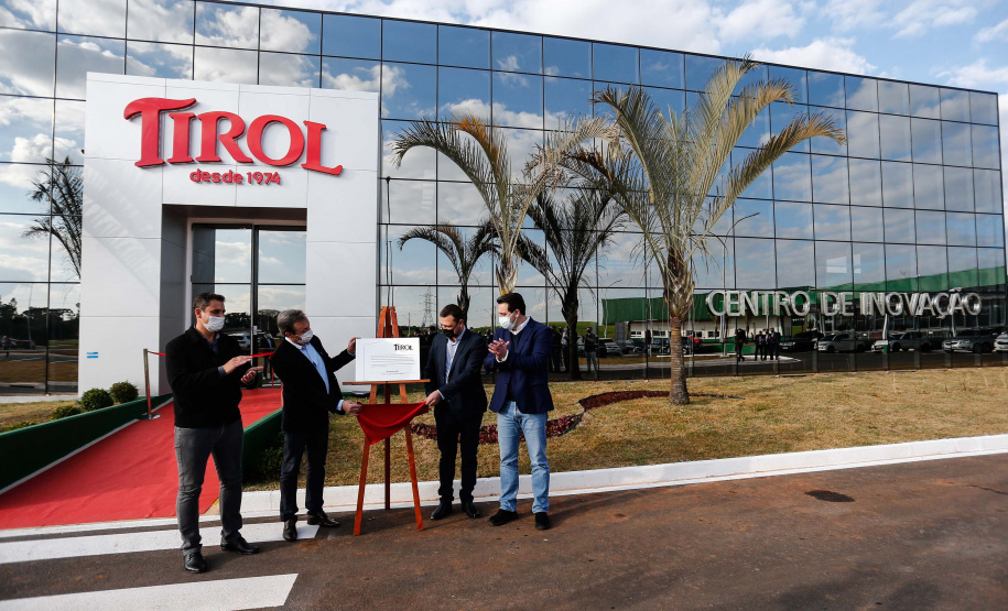 O governador Carlos Massa Ratinho Junior participou nesta quarta-feira (07) da inauguração oficial da primeira unidade industrial da Lacticínios Tirol no Paraná, em Ipiranga, nos Campos Gerais – os testes assépticos, que antecedem a produção comercial, foram iniciados em abril na nova planta. Foto: Jonathan Campos/AEN