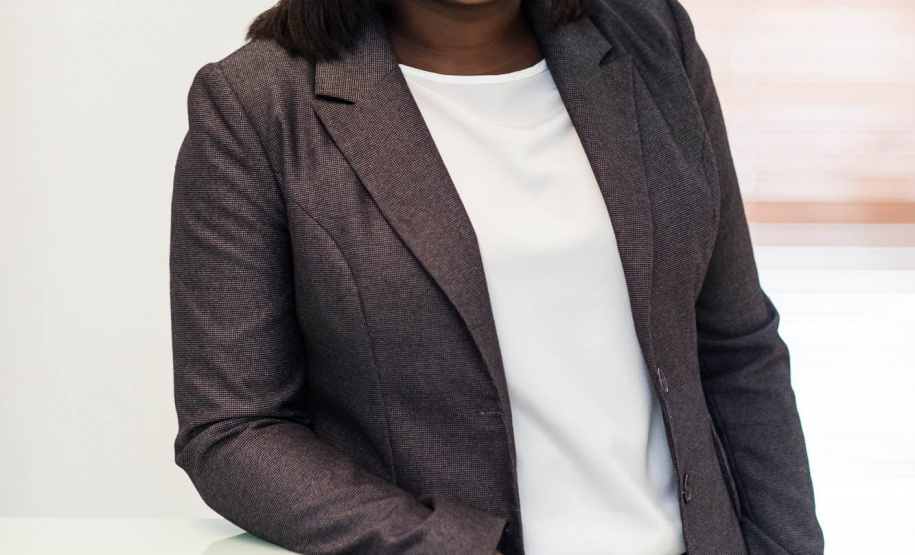 Vilma da Conceição Pinto, assessora de apenas 31 anos da Secretaria de Estado da Fazenda, foi eleita nesta quarta-feira (7) pelo plenário do Senado Federal para exercer o cargo de diretora da Instituição Fiscal Independente (IFI), vinculada à Casa Legislativa, e se torna a primeira mulher negra a ocupar tal função. Ela deve deixar o cargo nos próximos dias e, como diretora, pretende contribuir com a discussão nacional da retomada da economia. - Curitiba, 08/07/2021 - Foto: Bianca Gens/FGV