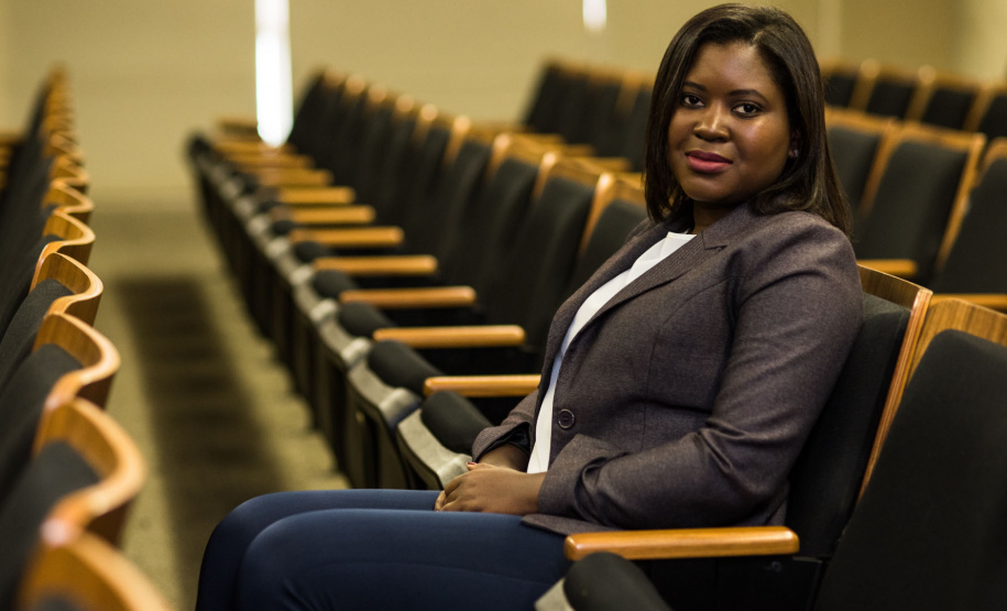 Vilma da Conceição Pinto, assessora de apenas 31 anos da Secretaria de Estado da Fazenda, foi eleita nesta quarta-feira (7) pelo plenário do Senado Federal para exercer o cargo de diretora da Instituição Fiscal Independente (IFI), vinculada à Casa Legislativa, e se torna a primeira mulher negra a ocupar tal função. Ela deve deixar o cargo nos próximos dias e, como diretora, pretende contribuir com a discussão nacional da retomada da economia. - Curitiba, 08/07/2021 - Foto: Bianca Gens/FGV