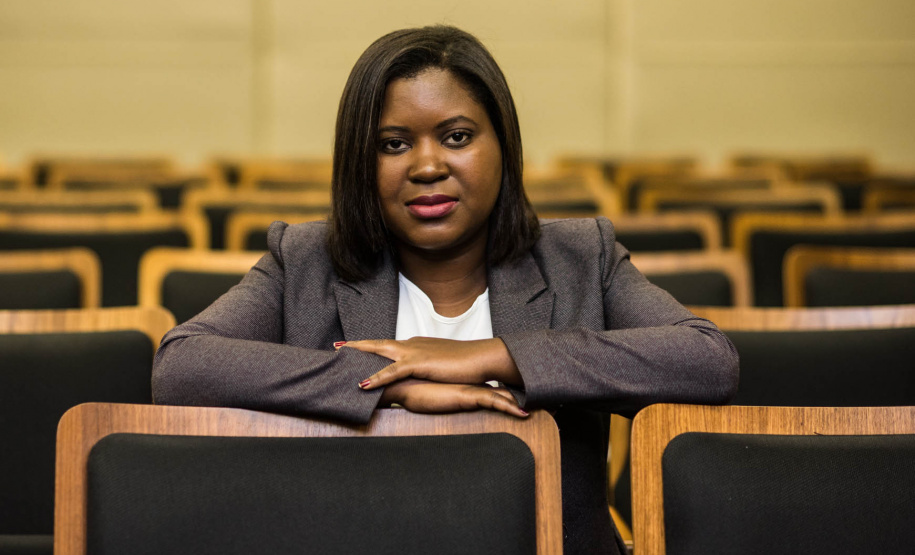 Vilma da Conceição Pinto, assessora de apenas 31 anos da Secretaria de Estado da Fazenda, foi eleita nesta quarta-feira (7) pelo plenário do Senado Federal para exercer o cargo de diretora da Instituição Fiscal Independente (IFI), vinculada à Casa Legislativa, e se torna a primeira mulher negra a ocupar tal função. Ela deve deixar o cargo nos próximos dias e, como diretora, pretende contribuir com a discussão nacional da retomada da economia. - Curitiba, 08/07/2021 - Foto: Bianca Gens/FGV