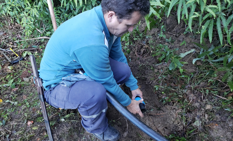 A empresa pública Portos do Paraná, através de seu programa de Educação Ambiental, em parceria com a Prefeitura de Paranaguá, começou a implantação da segunda fase do projeto de readequação dos microssistemas de abastecimento de água nas comunidades ilhadas da baía de Paranaguá, que estão na área de influência do porto.  -  Paranaguá, 08/07/2021  -  Foto: Pier Paolo/Portos do Paraná