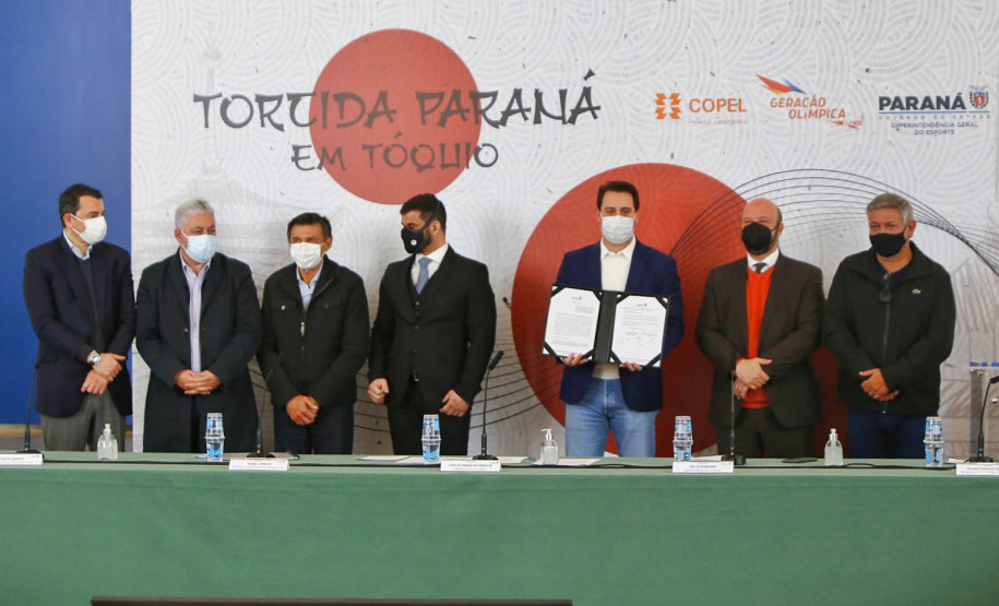 O governador Carlos Massa Ratinho Junior e o superintendente de Esporte, Helio Wirbiski, apresentam o time paranaense classificado para os Jogos Olímpicos e Paralímpicos de Tóquio.  -  Curitiba, 08/07/2021  -  Foto: Gilson Abreu/AEN