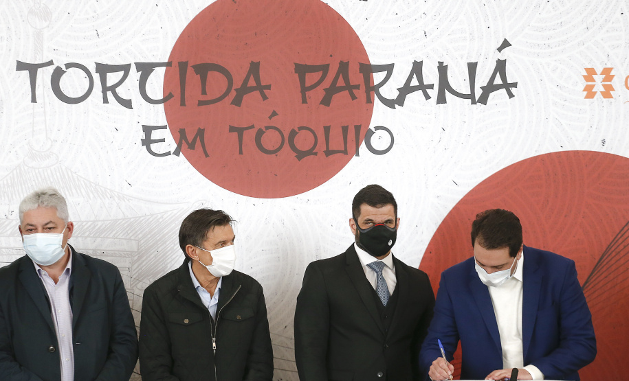 Governador Carlos Massa Ratinho Junior durante solenidade de lançamento nesta quinta-feira (08) no Palácio Iguaçu da campanha Torcida Paraná em Tóquio. O Estado terá a maior delegação de atletas da história do Paraná está na fase final de preparação para os Jogos Olímpicos e Paralímpicos Tóquio-2020 com 35 atletas.  -  Curitiba, 08/07/2021  -  Foto: Jonathan Campos/AEN