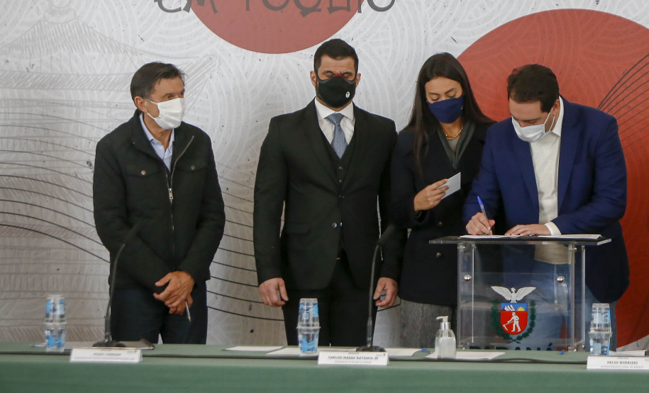 Governador Carlos Massa Ratinho Junior durante solenidade de lançamento nesta quinta-feira (08) no Palácio Iguaçu da campanha Torcida Paraná em Tóquio. O Estado terá a maior delegação de atletas da história do Paraná está na fase final de preparação para os Jogos Olímpicos e Paralímpicos Tóquio-2020 com 35 atletas.Foto Gilson Abreu/AEN