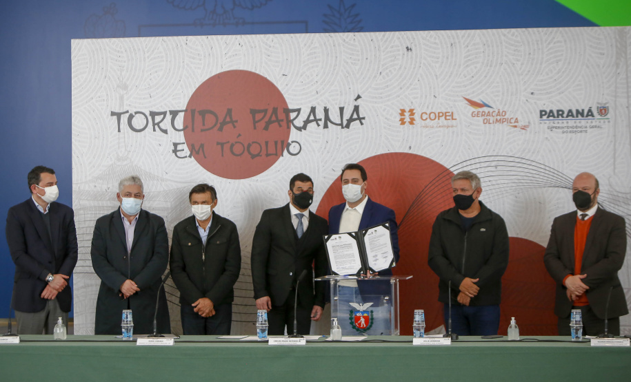 Governador Carlos Massa Ratinho Junior durante solenidade de lançamento nesta quinta-feira (08) no Palácio Iguaçu da campanha Torcida Paraná em Tóquio. O Estado terá a maior delegação de atletas da história do Paraná está na fase final de preparação para os Jogos Olímpicos e Paralímpicos Tóquio-2020 com 35 atletas.Foto Gilson Abreu/AEN