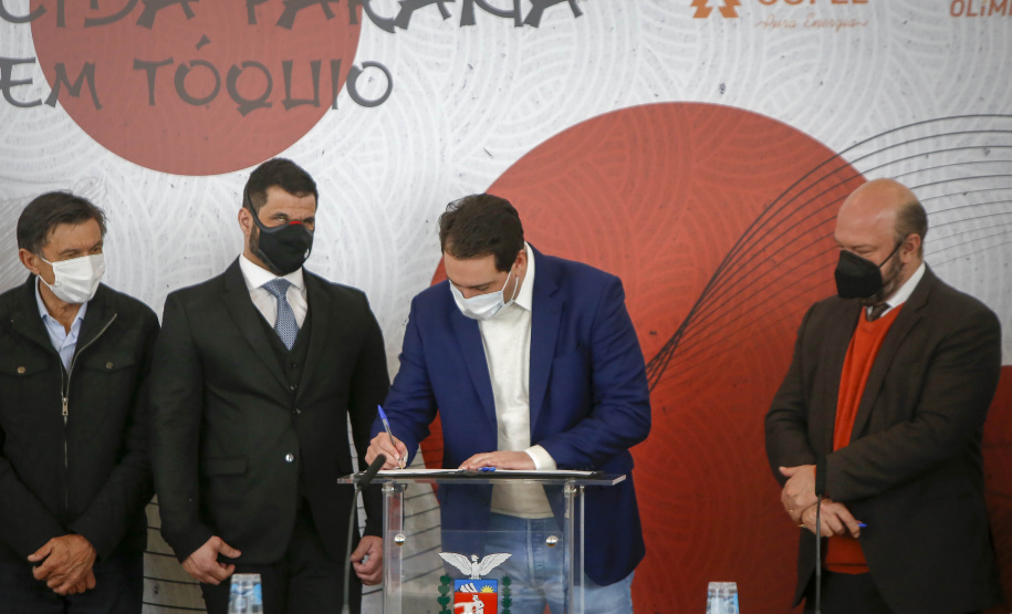 Governador Carlos Massa Ratinho Junior durante solenidade de lançamento nesta quinta-feira (08) no Palácio Iguaçu da campanha Torcida Paraná em Tóquio. O Estado terá a maior delegação de atletas da história do Paraná está na fase final de preparação para os Jogos Olímpicos e Paralímpicos Tóquio-2020 com 35 atletas.Foto Gilson Abreu/AEN