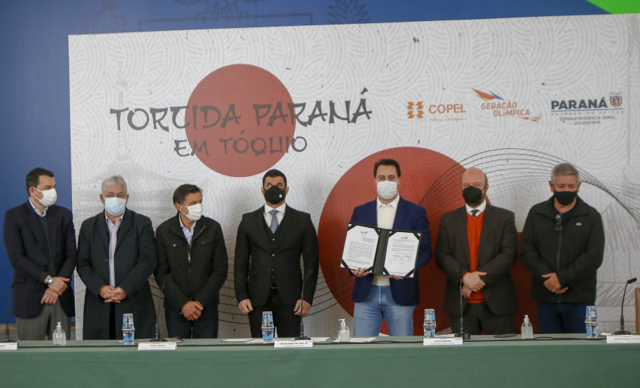 Governador Carlos Massa Ratinho Junior durante solenidade de lançamento nesta quinta-feira (08) no Palácio Iguaçu da campanha Torcida Paraná em Tóquio. O Estado terá a maior delegação de atletas da história do Paraná está na fase final de preparação para os Jogos Olímpicos e Paralímpicos Tóquio-2020 com 35 atletas.Foto Gilson Abreu/AEN