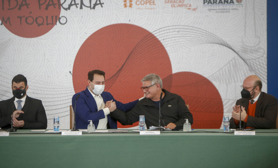 Governador Carlos Massa Ratinho Junior durante solenidade de lançamento nesta quinta-feira (08) no Palácio Iguaçu da campanha Torcida Paraná em Tóquio. O Estado terá a maior delegação de atletas da história do Paraná está na fase final de preparação para os Jogos Olímpicos e Paralímpicos Tóquio-2020 com 35 atletas.Foto Gilson Abreu/AEN