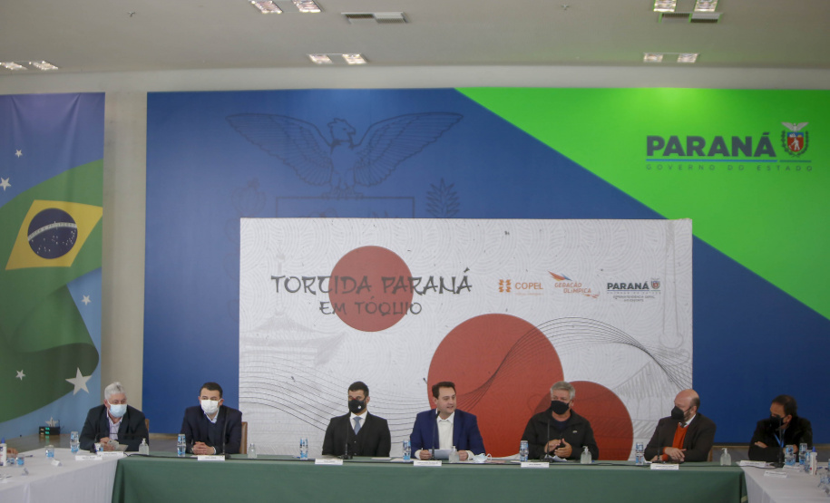 Governador Carlos Massa Ratinho Junior durante solenidade de lançamento nesta quinta-feira (08) no Palácio Iguaçu da campanha Torcida Paraná em Tóquio. O Estado terá a maior delegação de atletas da história do Paraná está na fase final de preparação para os Jogos Olímpicos e Paralímpicos Tóquio-2020 com 35 atletas.Foto Gilson Abreu/AEN