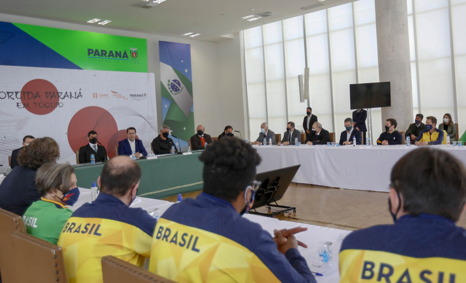 Governador Carlos Massa Ratinho Junior durante solenidade de lançamento nesta quinta-feira (08) no Palácio Iguaçu da campanha Torcida Paraná em Tóquio. O Estado terá a maior delegação de atletas da história do Paraná está na fase final de preparação para os Jogos Olímpicos e Paralímpicos Tóquio-2020 com 35 atletas.Foto Gilson Abreu/AEN