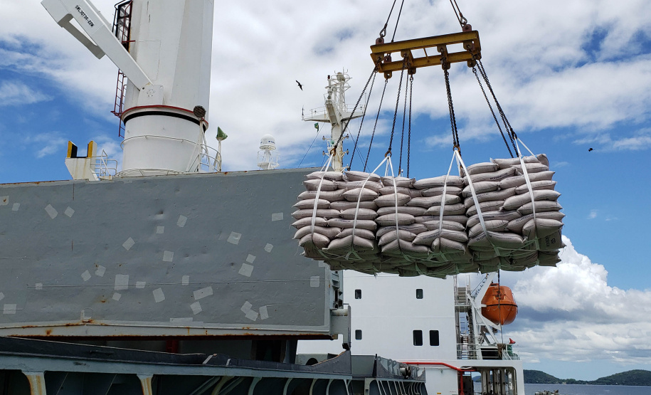 Com 29.081.691 toneladas de cargas movimentadas, os portos do Paraná alcançaram o melhor semestre da história. O volume de produtos importados e exportados entre janeiro e junho de 2021 é 3% maior que o registrado no mesmo período de 2020, quanto foram 28.177.335 toneladas. - Paranaguá, 08/07/2021 - Foto: Claudio Neves/Portos do Paraná