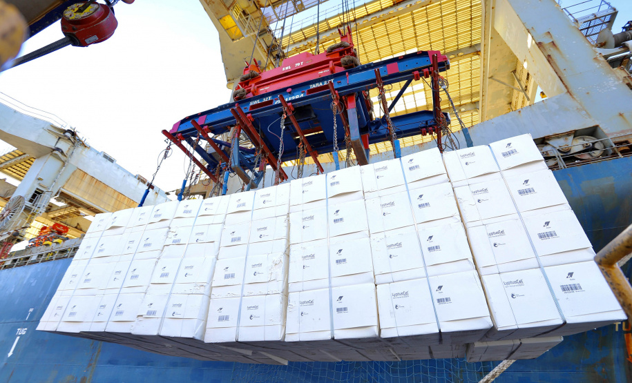 Com 29.081.691 toneladas de cargas movimentadas, os portos do Paraná alcançaram o melhor semestre da história. O volume de produtos importados e exportados entre janeiro e junho de 2021 é 3% maior que o registrado no mesmo período de 2020, quanto foram 28.177.335 toneladas. - Paranaguá, 08/07/2021 - Foto: Claudio Neves/Portos do Paraná