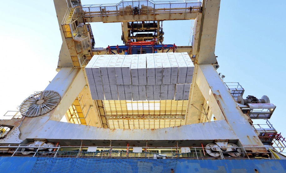 Com 29.081.691 toneladas de cargas movimentadas, os portos do Paraná alcançaram o melhor semestre da história. O volume de produtos importados e exportados entre janeiro e junho de 2021 é 3% maior que o registrado no mesmo período de 2020, quanto foram 28.177.335 toneladas. - Paranaguá, 08/07/2021 - Foto: Claudio Neves/Portos do Paraná