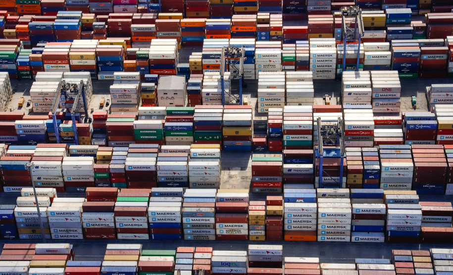 Com 29.081.691 toneladas de cargas movimentadas, os portos do Paraná alcançaram o melhor semestre da história. O volume de produtos importados e exportados entre janeiro e junho de 2021 é 3% maior que o registrado no mesmo período de 2020, quanto foram 28.177.335 toneladas. - Paranaguá, 08/07/2021 - Foto: Rodrigo Félix Leal