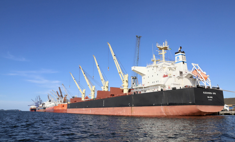 Com 29.081.691 toneladas de cargas movimentadas, os portos do Paraná alcançaram o melhor semestre da história. O volume de produtos importados e exportados entre janeiro e junho de 2021 é 3% maior que o registrado no mesmo período de 2020, quanto foram 28.177.335 toneladas. - Paranaguá, 08/07/2021 - Foto: Claudio Neves/Portos do Paraná