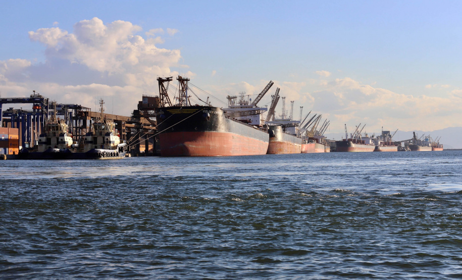 Com 29.081.691 toneladas de cargas movimentadas, os portos do Paraná alcançaram o melhor semestre da história. O volume de produtos importados e exportados entre janeiro e junho de 2021 é 3% maior que o registrado no mesmo período de 2020, quanto foram 28.177.335 toneladas. - Paranaguá, 08/07/2021 - Foto: Claudio Neves/Portos do Paraná