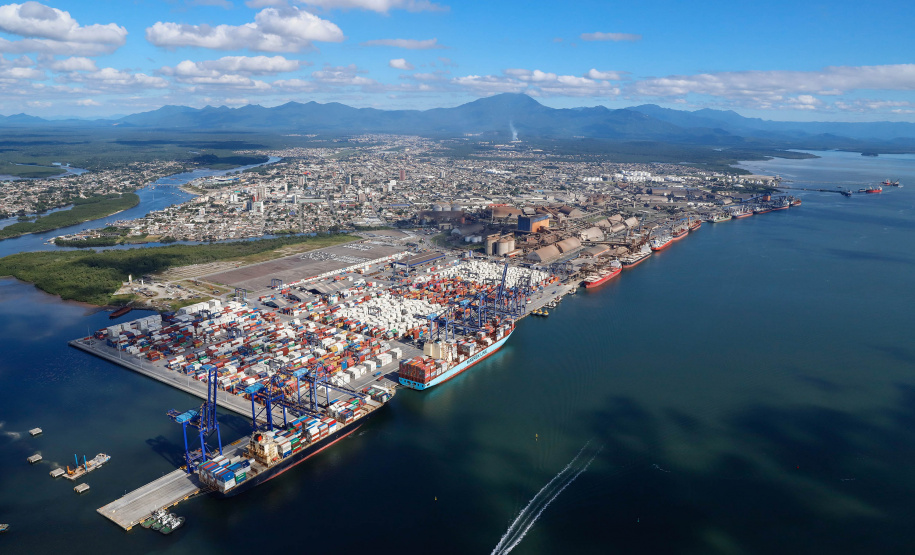 Com 29.081.691 toneladas de cargas movimentadas, os portos do Paraná alcançaram o melhor semestre da história. O volume de produtos importados e exportados entre janeiro e junho de 2021 é 3% maior que o registrado no mesmo período de 2020, quanto foram 28.177.335 toneladas. - Paranaguá, 08/07/2021 - Foto: Rodrigo Félix Leal