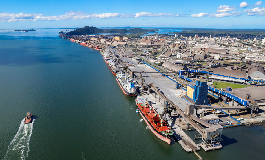 Com 29.081.691 toneladas de cargas movimentadas, os portos do Paraná alcançaram o melhor semestre da história. O volume de produtos importados e exportados entre janeiro e junho de 2021 é 3% maior que o registrado no mesmo período de 2020, quanto foram 28.177.335 toneladas. - Paranaguá, 08/07/2021 - Foto: Rodrigo Félix Leal