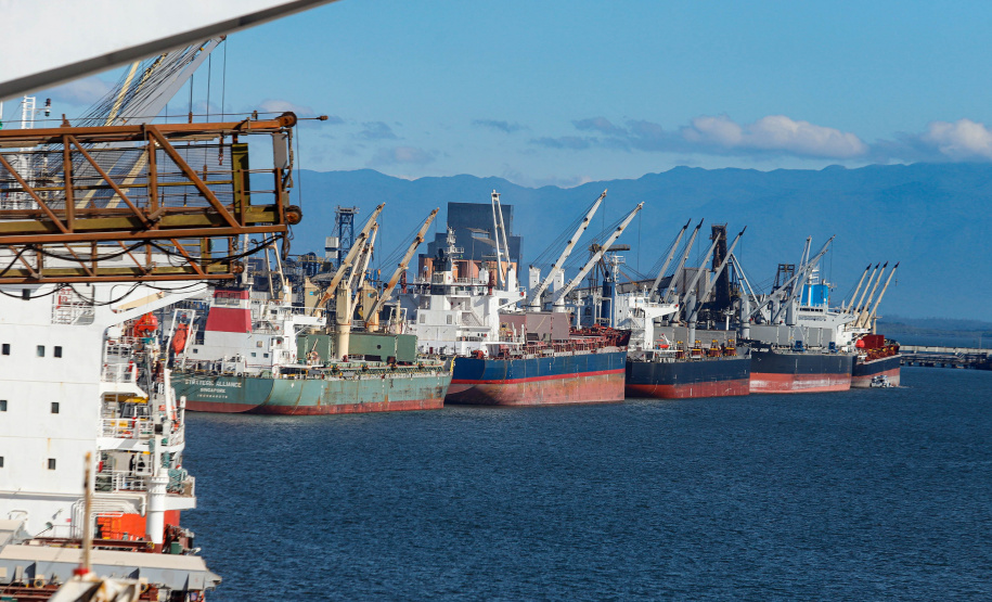 Com 29.081.691 toneladas de cargas movimentadas, os portos do Paraná alcançaram o melhor semestre da história. O volume de produtos importados e exportados entre janeiro e junho de 2021 é 3% maior que o registrado no mesmo período de 2020, quanto foram 28.177.335 toneladas. - Paranaguá, 08/07/2021 - Foto: Rodrigo Félix Leal