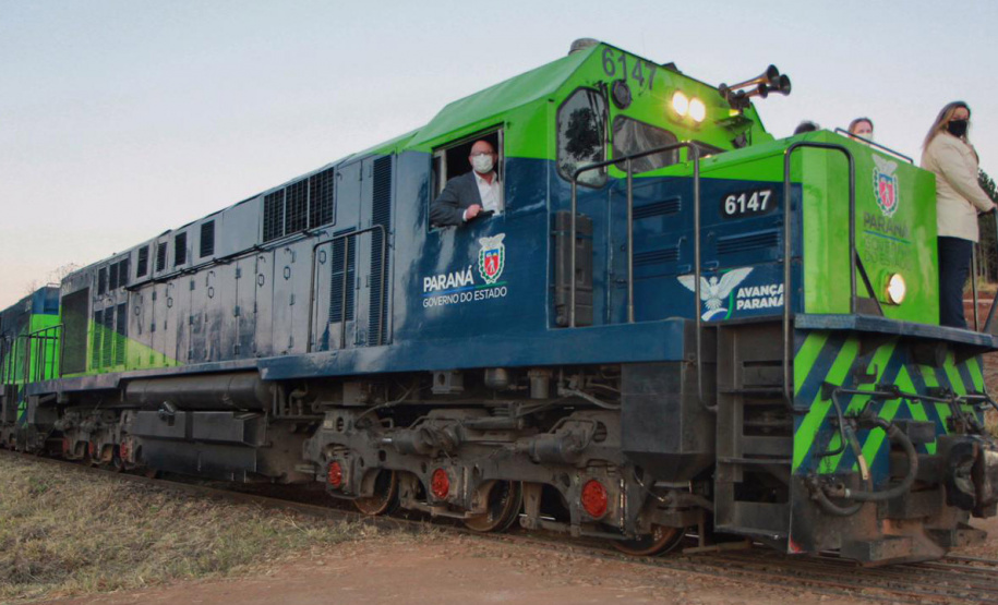 Uma equipe formada por técnicos do Instituto Brasileiro do Meio Ambiente e dos Recursos Naturais Renováveis (Ibama), Fundação Nacional do Índio (Funai) e Ministério da Economia sobrevoou nesta quinta-feira (8) o trecho entre a Serra do Mar e o Centro-Sul do Paraná para verificar pontos do traçado da Nova Ferroeste. Integrantes do Grupo de Trabalho do Plano Estadual Ferroviário acompanharam a visita.
Foto: Alessandro Vieira/AEN