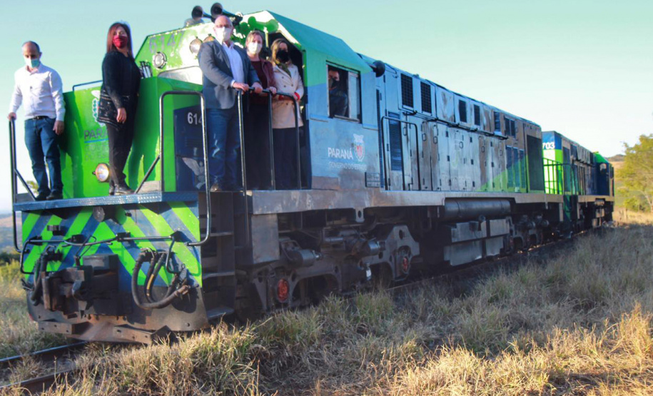 Uma equipe formada por técnicos do Instituto Brasileiro do Meio Ambiente e dos Recursos Naturais Renováveis (Ibama), Fundação Nacional do Índio (Funai) e Ministério da Economia sobrevoou nesta quinta-feira (8) o trecho entre a Serra do Mar e o Centro-Sul do Paraná para verificar pontos do traçado da Nova Ferroeste. Integrantes do Grupo de Trabalho do Plano Estadual Ferroviário acompanharam a visita.
Foto: Alessandro Vieira/AEN