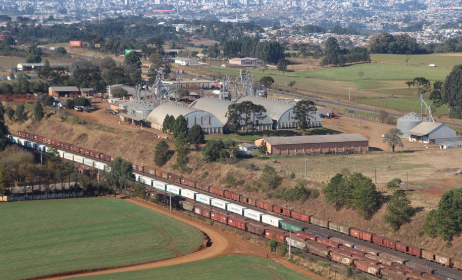 Ibama e Funai visitam os Campos Gerais para conhecer o traçado da Nova Ferroeste. Os técnicos sobrevoaram a Terra Indígena em Nova Laranjeiras.
Foto Alessandro Vieira