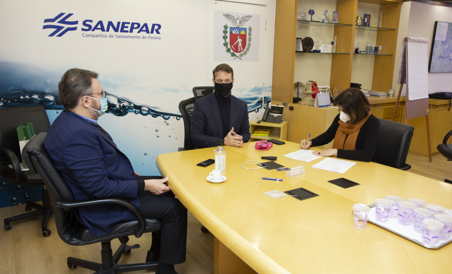 A Companhia de Saneamento do Paraná (Sanepar) e o Banco Regional de Desenvolvimento do Extremo Sul (BRDE) assinaram na manhã desta quinta-feira (8) um Acordo de Cooperação Técnica. - Curitiba, 08/07/2021 - Foto: Sanepar