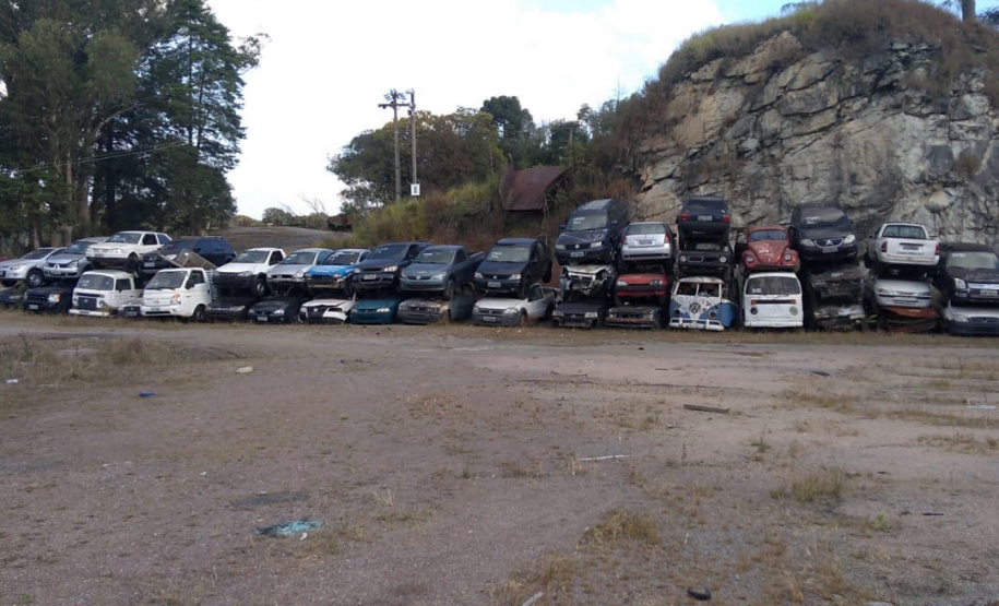 Leilão de sucatas prensadas - Foto: DER