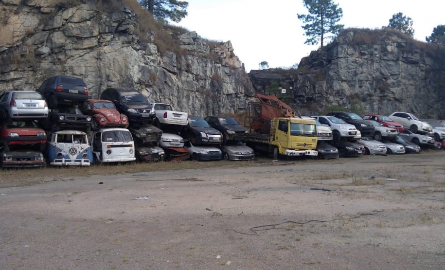 Leilão de sucatas prensadas - Foto: DER