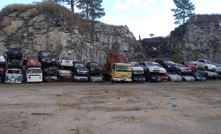 Leilão de sucatas prensadas - Foto: DER