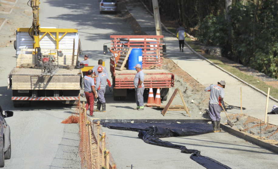 O secretário do Desenvolvimento Urbano e de Obras Públicas (SEDU), João Carlos Ortega, mais a diretora de Operações do Paranacidade, Camila Mileke Scucato, e o analista de desenvolvimento Municipal do Paranacidade, Luiz Antonio Xavier da Silveira, fizeram vistoria da obra de pavimentação com concreto, em execução no Município de Fazenda Rio Grande, na Região Metropolitana de Curitiba.  -  Curitiba,  - Fazenda Rio Grande, 08/07/2021  -  Foto: Gustavo Pontes