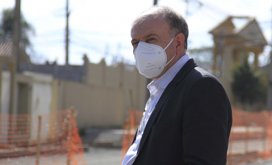 O secretário do Desenvolvimento Urbano e de Obras Públicas (SEDU), João Carlos Ortega, mais a diretora de Operações do Paranacidade, Camila Mileke Scucato, e o analista de desenvolvimento Municipal do Paranacidade, Luiz Antonio Xavier da Silveira, fizeram vistoria da obra de pavimentação com concreto, em execução no Município de Fazenda Rio Grande, na Região Metropolitana de Curitiba.  -  Curitiba,  - Fazenda Rio Grande, 08/07/2021  -  Foto: Gustavo Pontes