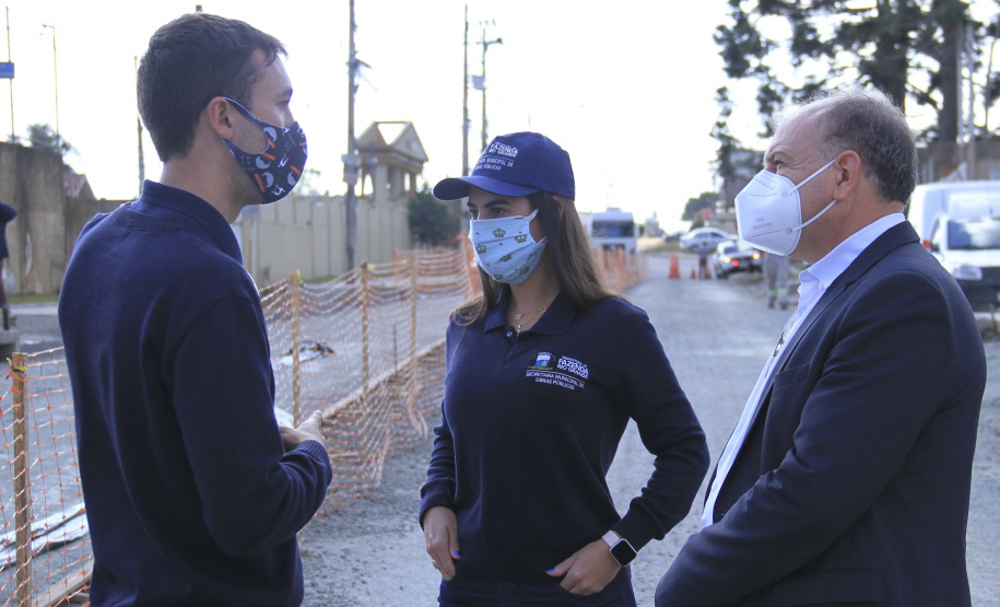 O secretário do Desenvolvimento Urbano e de Obras Públicas (SEDU), João Carlos Ortega, mais a diretora de Operações do Paranacidade, Camila Mileke Scucato, e o analista de desenvolvimento Municipal do Paranacidade, Luiz Antonio Xavier da Silveira, fizeram vistoria da obra de pavimentação com concreto, em execução no Município de Fazenda Rio Grande, na Região Metropolitana de Curitiba.  -  Curitiba,  - Fazenda Rio Grande, 08/07/2021  -  Foto: Gustavo Pontes