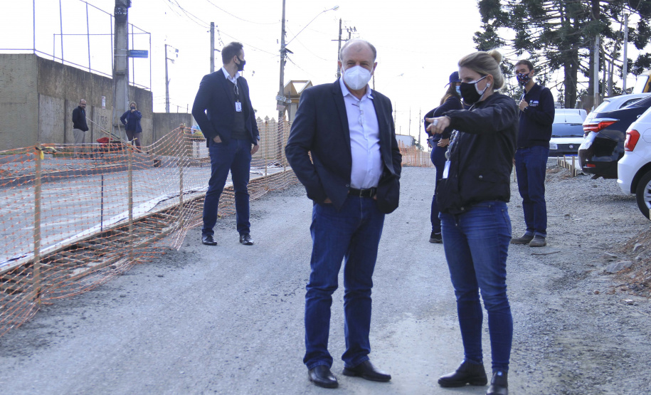 O secretário do Desenvolvimento Urbano e de Obras Públicas (SEDU), João Carlos Ortega, mais a diretora de Operações do Paranacidade, Camila Mileke Scucato, e o analista de desenvolvimento Municipal do Paranacidade, Luiz Antonio Xavier da Silveira, fizeram vistoria da obra de pavimentação com concreto, em execução no Município de Fazenda Rio Grande, na Região Metropolitana de Curitiba.  -  Curitiba,  - Fazenda Rio Grande, 08/07/2021  -  Foto: Gustavo Pontes