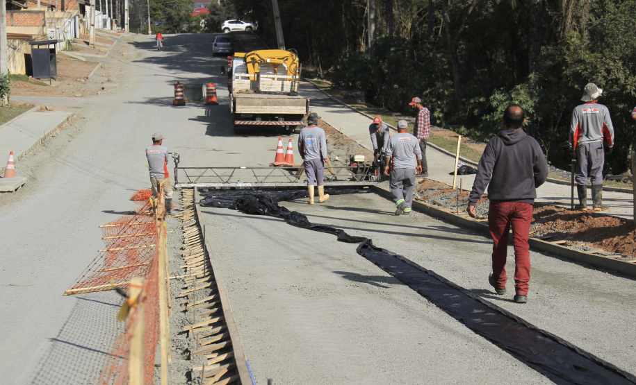 O secretário do Desenvolvimento Urbano e de Obras Públicas (SEDU), João Carlos Ortega, mais a diretora de Operações do Paranacidade, Camila Mileke Scucato, e o analista de desenvolvimento Municipal do Paranacidade, Luiz Antonio Xavier da Silveira, fizeram vistoria da obra de pavimentação com concreto, em execução no Município de Fazenda Rio Grande, na Região Metropolitana de Curitiba.  -  Curitiba,  - Fazenda Rio Grande, 08/07/2021  -  Foto: Gustavo Pontes