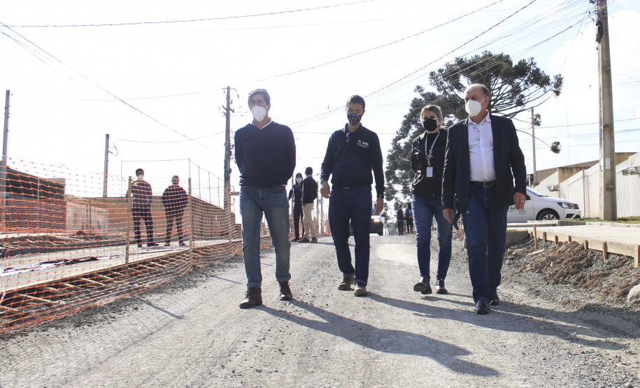 O secretário do Desenvolvimento Urbano e de Obras Públicas (SEDU), João Carlos Ortega, mais a diretora de Operações do Paranacidade, Camila Mileke Scucato, e o analista de desenvolvimento Municipal do Paranacidade, Luiz Antonio Xavier da Silveira, fizeram vistoria da obra de pavimentação com concreto, em execução no Município de Fazenda Rio Grande, na Região Metropolitana de Curitiba.  -  Curitiba,  - Fazenda Rio Grande, 08/07/2021  -  Foto: Gustavo Pontes