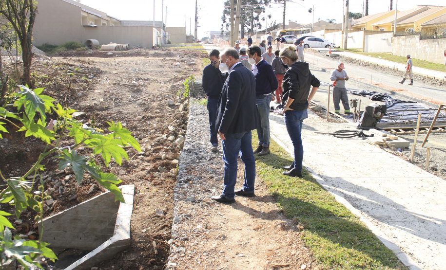 O secretário do Desenvolvimento Urbano e de Obras Públicas (SEDU), João Carlos Ortega, mais a diretora de Operações do Paranacidade, Camila Mileke Scucato, e o analista de desenvolvimento Municipal do Paranacidade, Luiz Antonio Xavier da Silveira, fizeram vistoria da obra de pavimentação com concreto, em execução no Município de Fazenda Rio Grande, na Região Metropolitana de Curitiba.  -  Curitiba,  - Fazenda Rio Grande, 08/07/2021  -  Foto: Gustavo Pontes