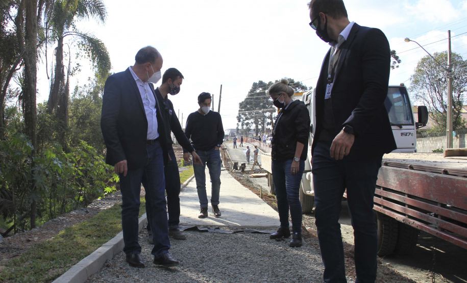 O secretário do Desenvolvimento Urbano e de Obras Públicas (SEDU), João Carlos Ortega, mais a diretora de Operações do Paranacidade, Camila Mileke Scucato, e o analista de desenvolvimento Municipal do Paranacidade, Luiz Antonio Xavier da Silveira, fizeram vistoria da obra de pavimentação com concreto, em execução no Município de Fazenda Rio Grande, na Região Metropolitana de Curitiba.  -  Curitiba,  - Fazenda Rio Grande, 08/07/2021  -  Foto: Gustavo Pontes